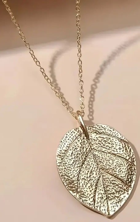 "New" Stunning Leaf-Shaped Pendant Necklace 16