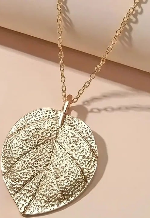 "New" Stunning Leaf-Shaped Pendant Necklace 16