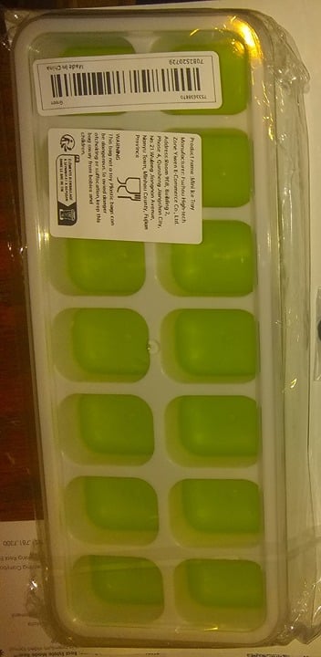 "New" Flexible 14 Grids Square Ice Tray with Spill-Proof Lids 16